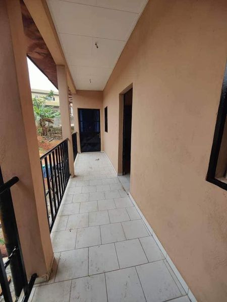 Studio neuf avec parking forage à Messassi. Moto 200F entrée et 100f sortie