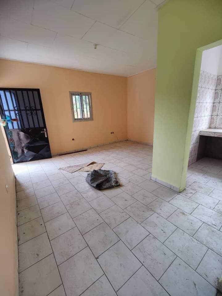 Studio neuf avec parking forage à Messassi. Moto 200F entrée et 100f sortie