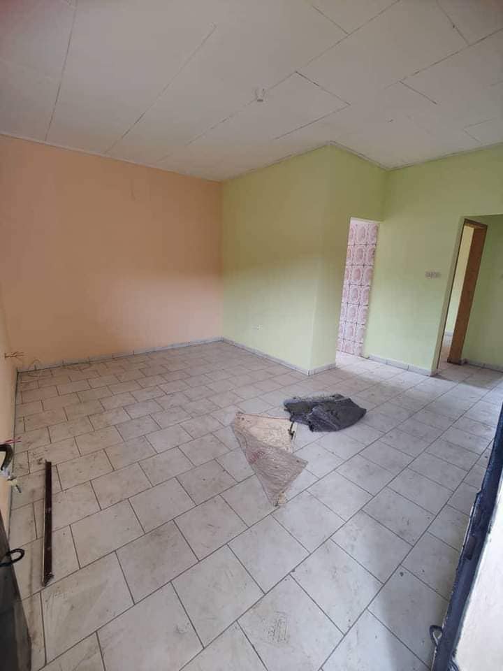 Studio neuf avec parking forage à Messassi. Moto 200F entrée et 100f sortie