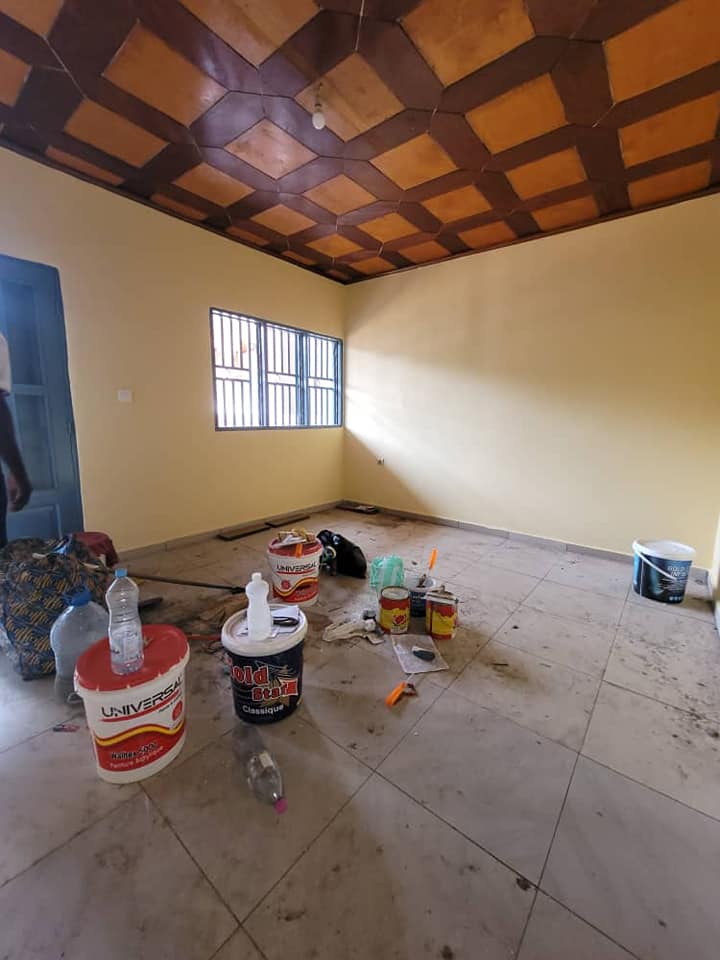 Vaste studio avec parking gardien, sans cuisine à Nsimeyong à l'étage.