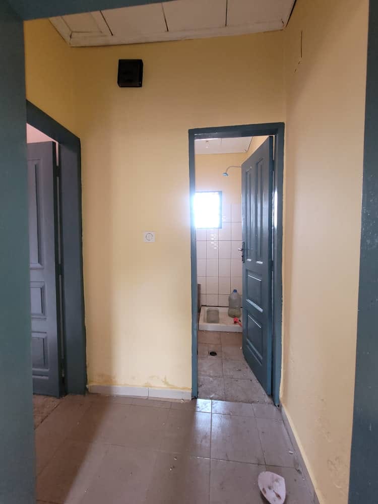 Vaste studio avec parking gardien, sans cuisine à Nsimeyong à l'étage.