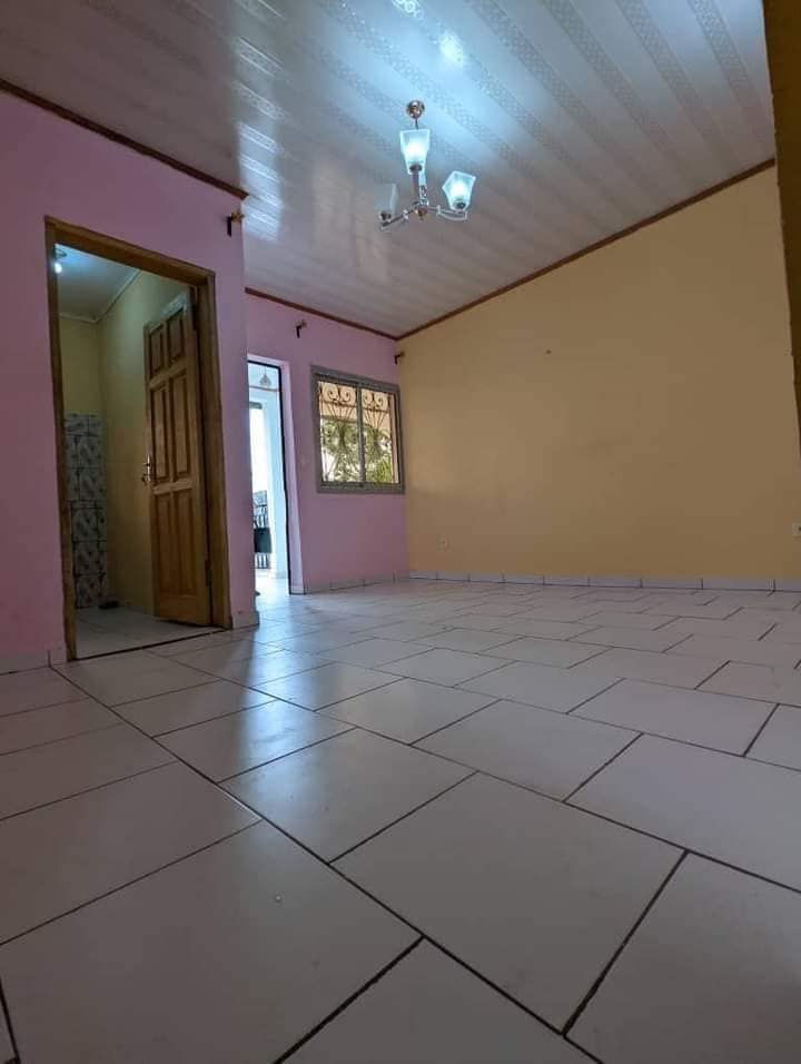 Studio avec forage à Odza petit marché Moto 100F