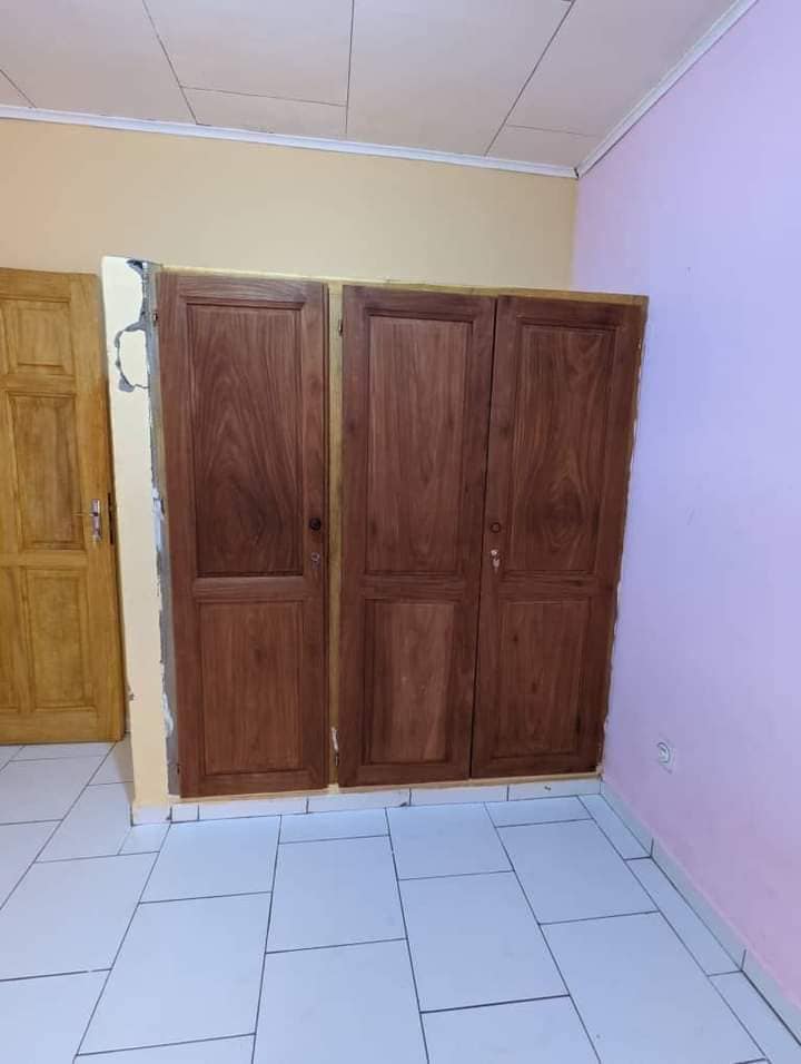 Studio avec forage à Odza petit marché Moto 100F