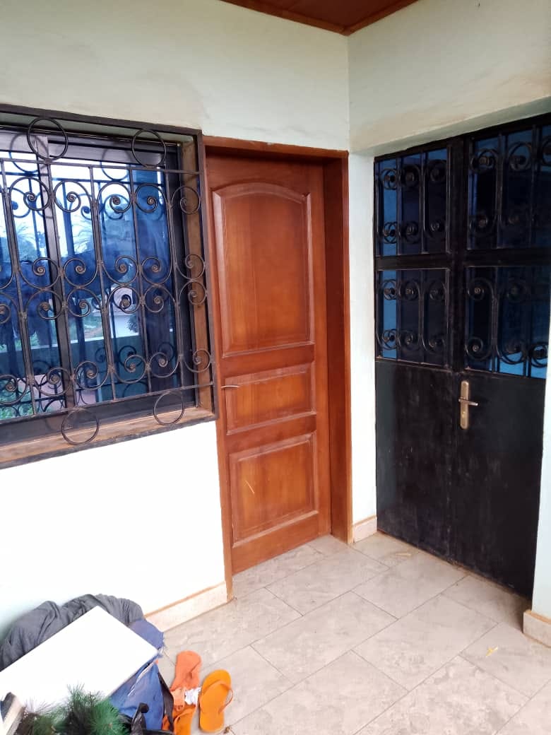 Studio avec parking à Emombo