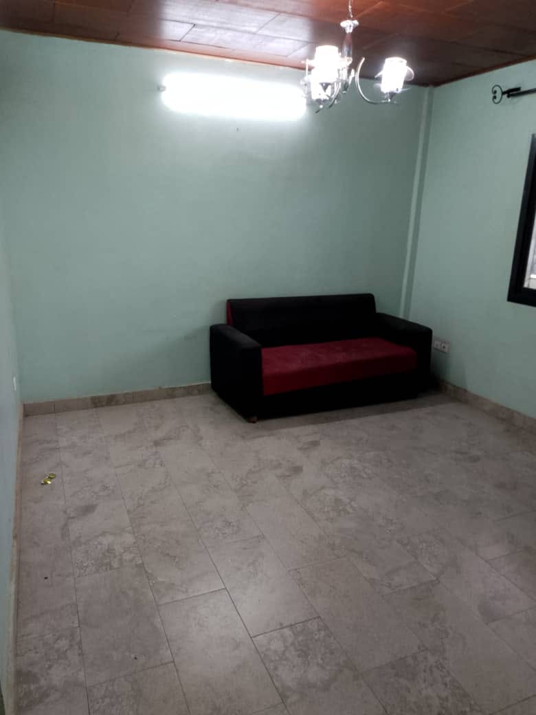 Studio avec parking à Emombo