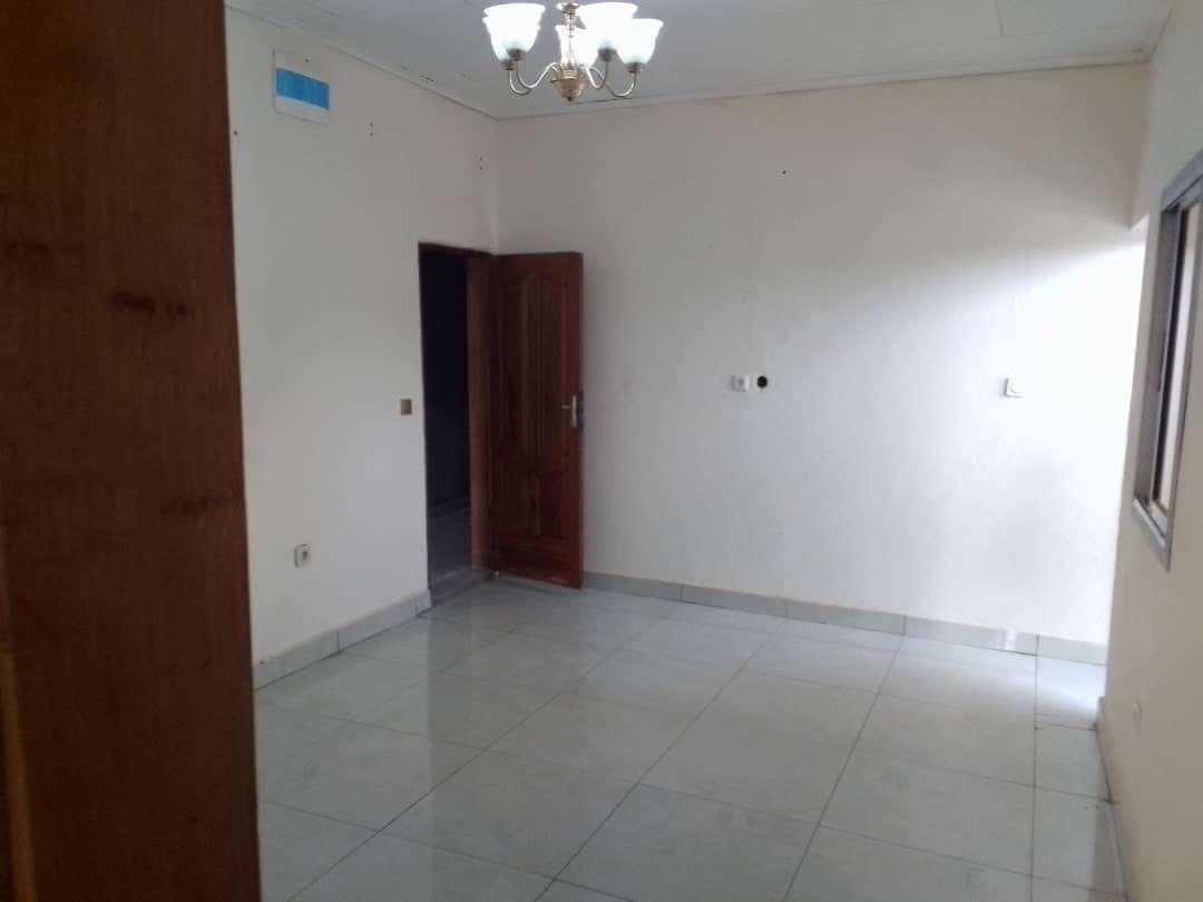 Studio propre à Efoulan