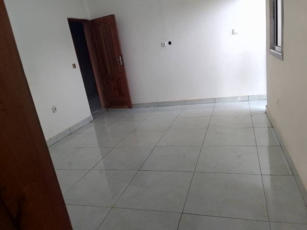 Studio propre à Efoulan