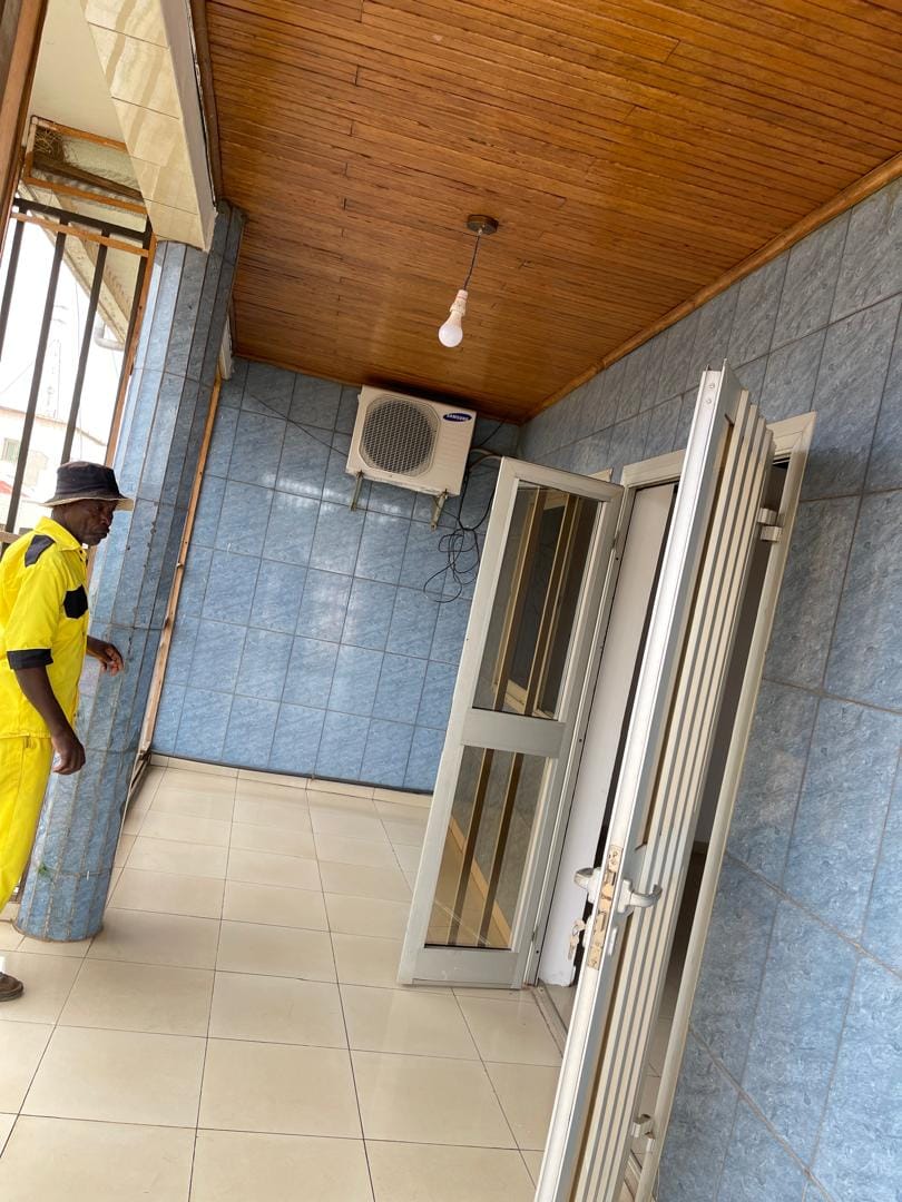 Appartement haut standing avec clim eau chaude groupe électrogène gardien forage à Bastos