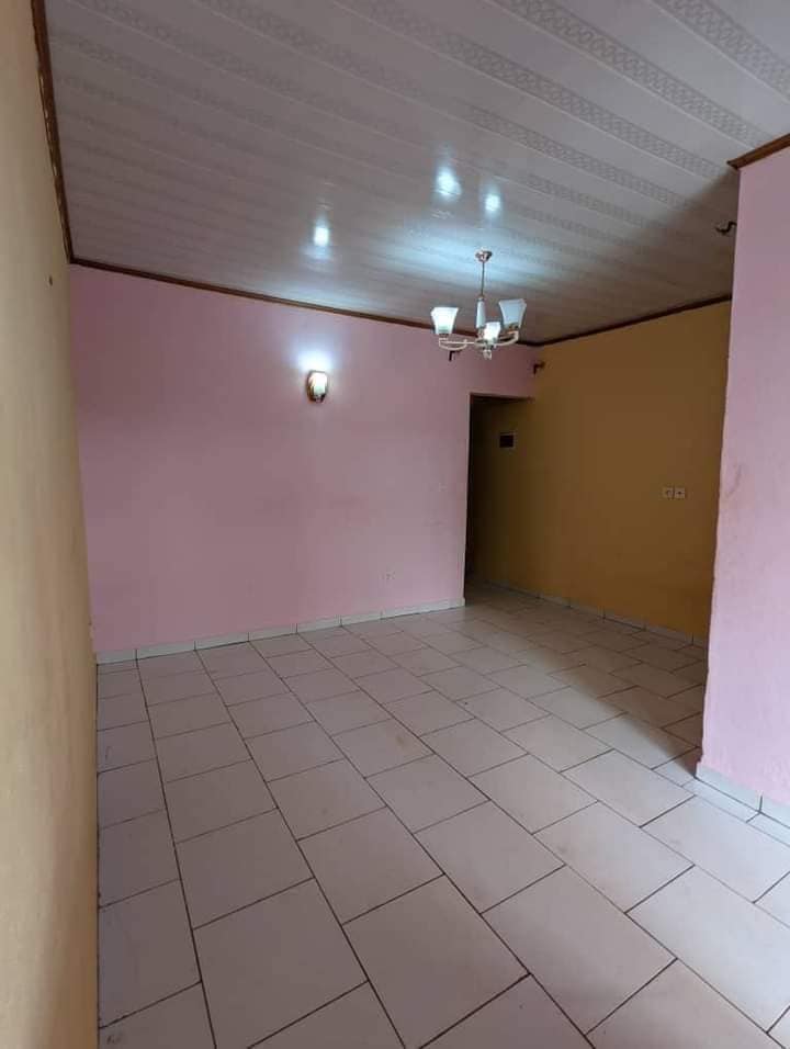 studio à louer à Odza petit marché.