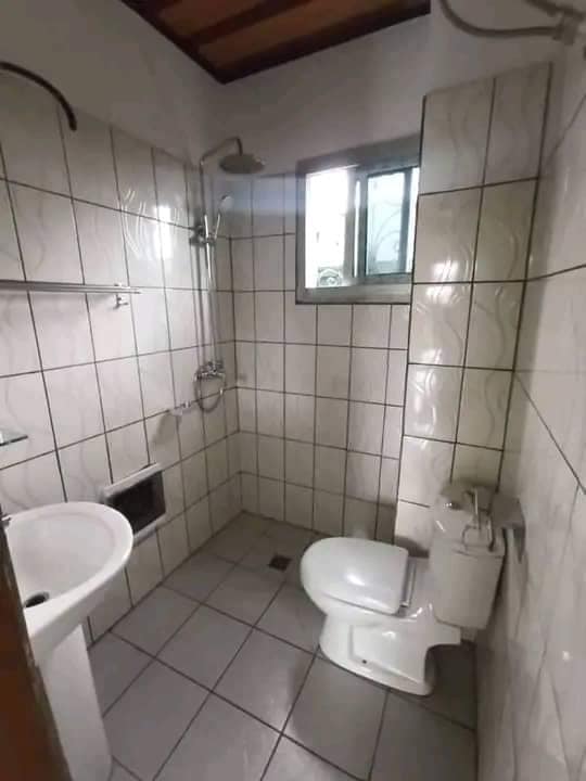 studio neuf avec parking à louer à Odza petit marché.