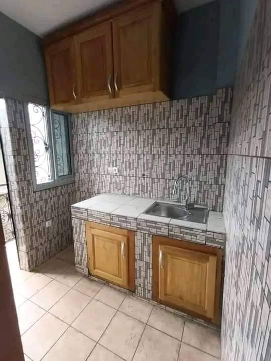 studio neuf avec parking à louer à Odza petit marché.