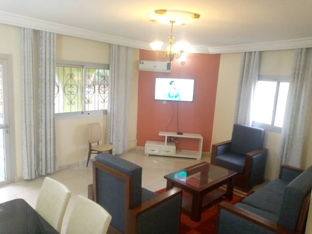 Appartement avec clim, eau chaude parking à Tsinga