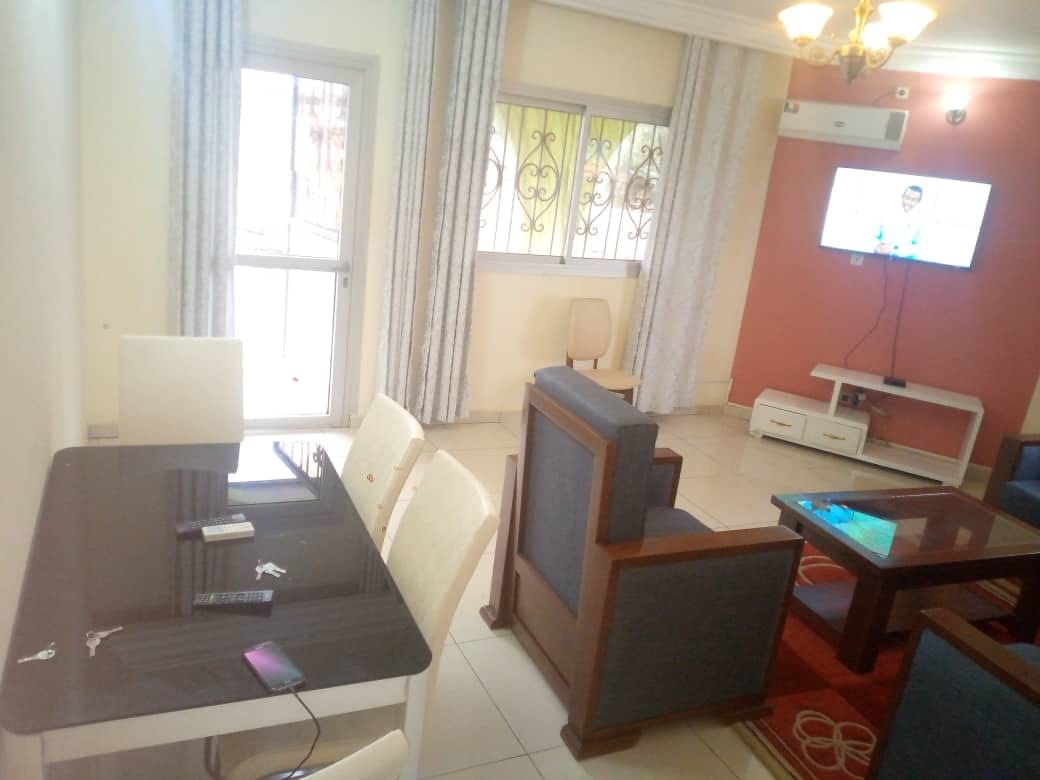 Appartement avec clim, eau chaude parking à Tsinga