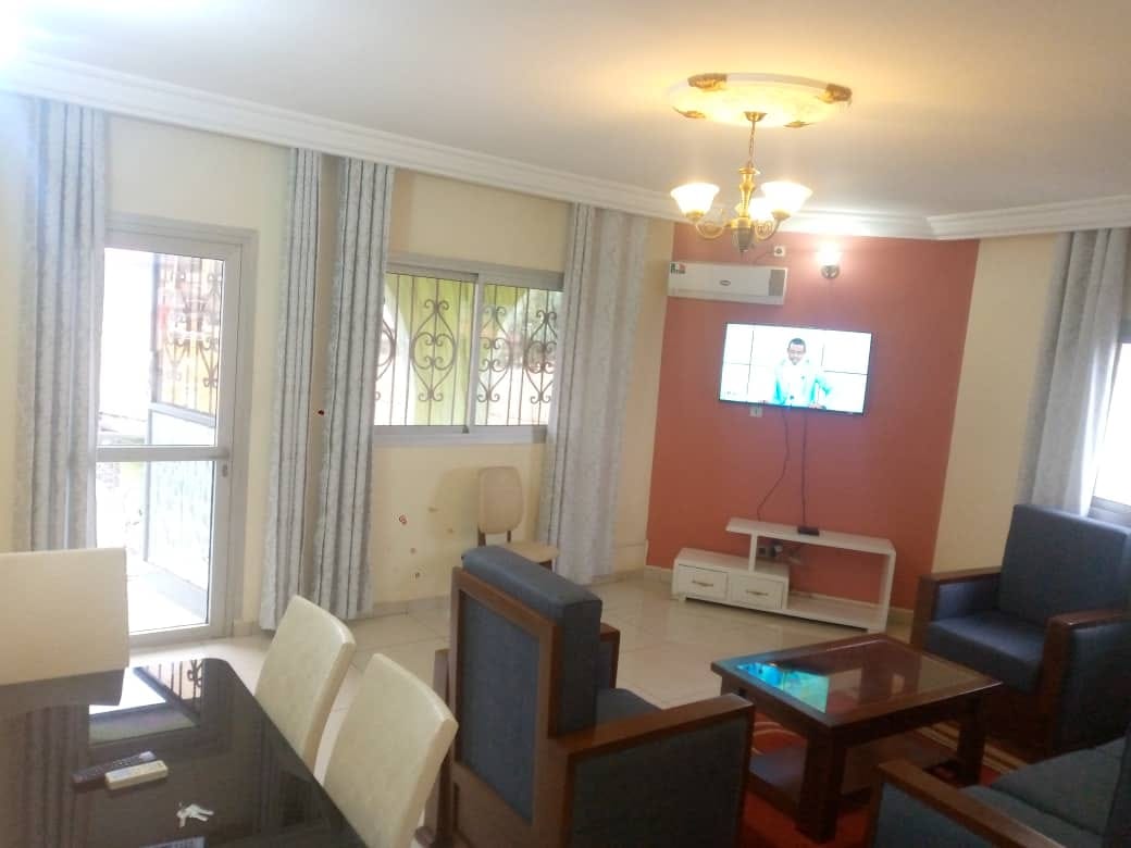 Appartement avec clim, eau chaude parking à Tsinga