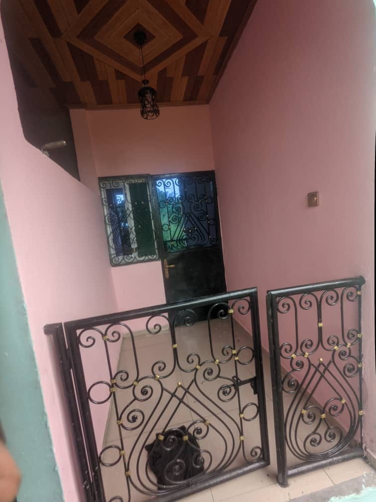 Studio neuf à l'étage avec forage à Mendong Iponi