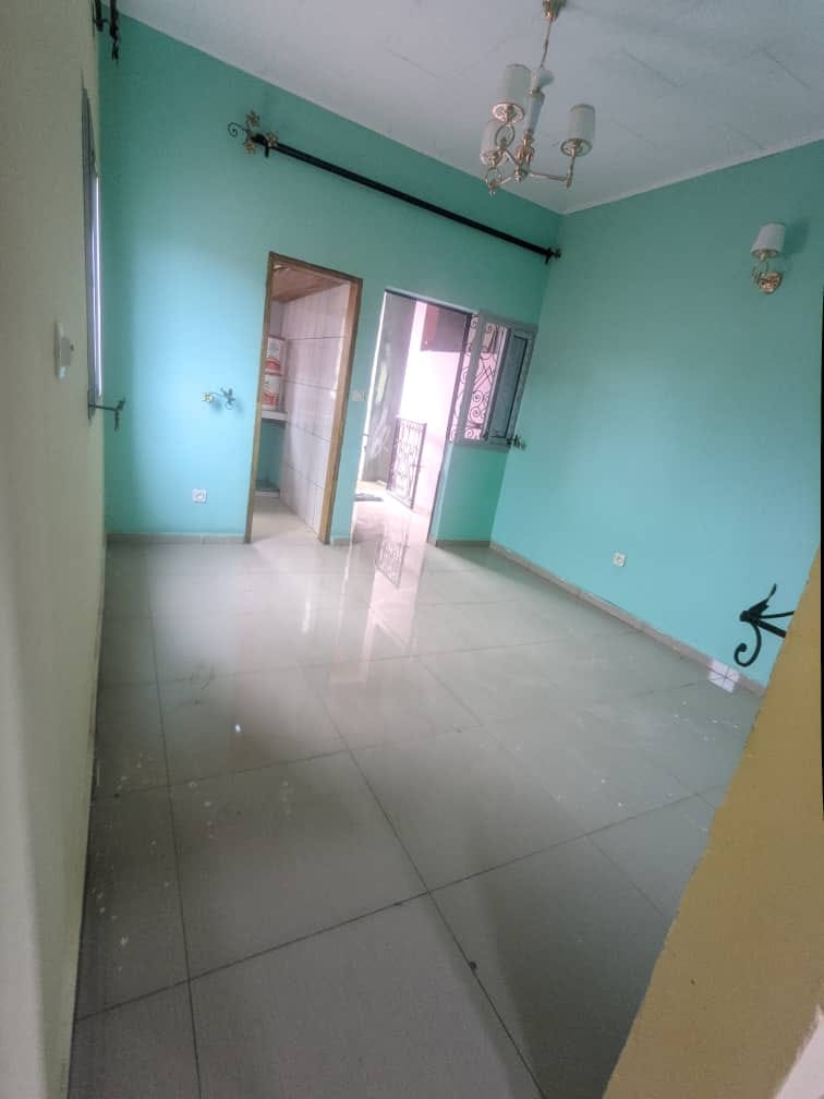 Studio neuf à l'étage avec forage à Mendong Iponi