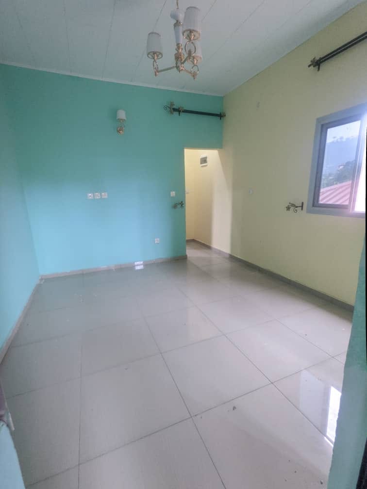 Studio neuf à l'étage avec forage à Mendong Iponi