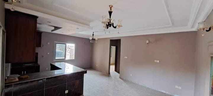 appartement neuf avec gardien forage parking à Odza petit marché Moto 200F