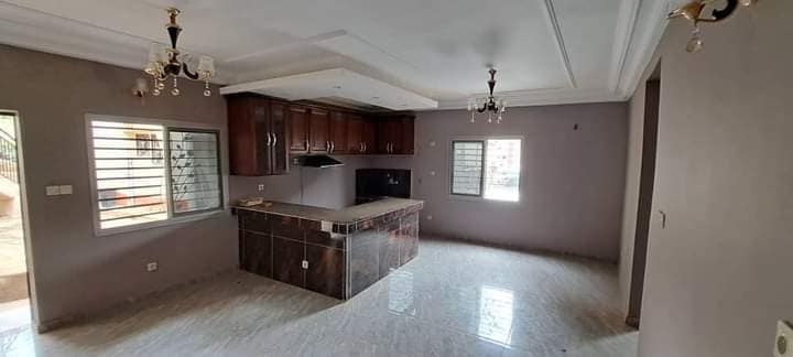 appartement neuf avec gardien forage parking à Odza petit marché Moto 200F