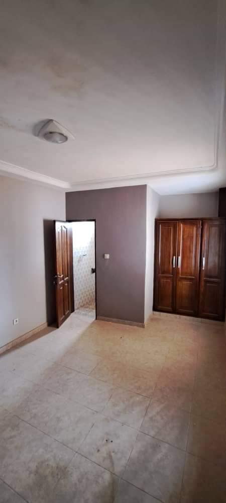 appartement neuf avec gardien forage parking à Odza petit marché Moto 200F