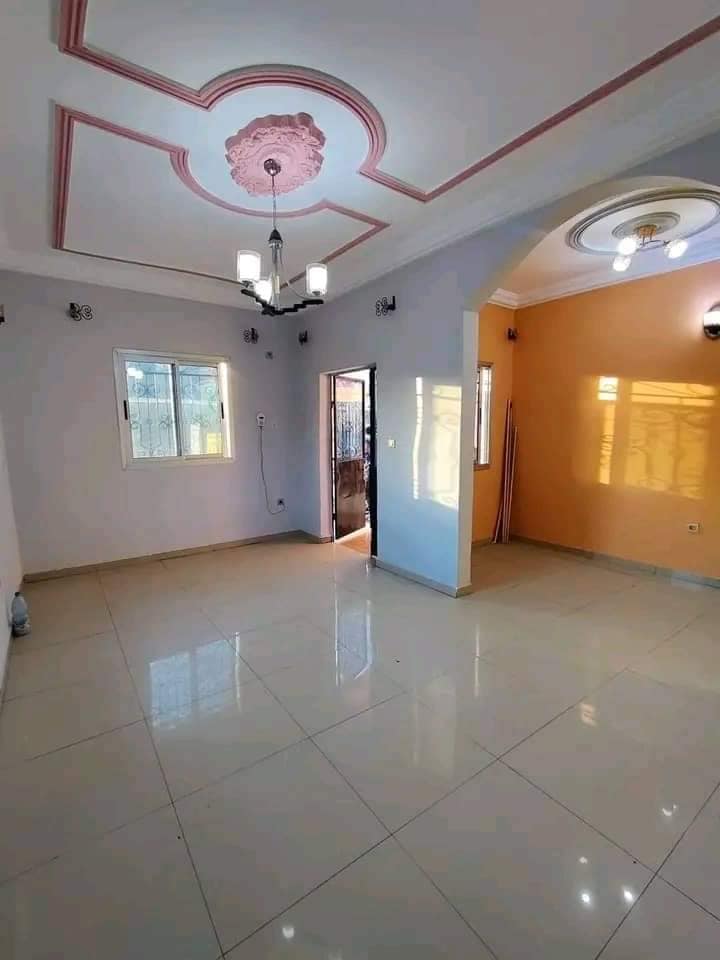 Studio avec gardien forage parking à Ngousso Moto 150F