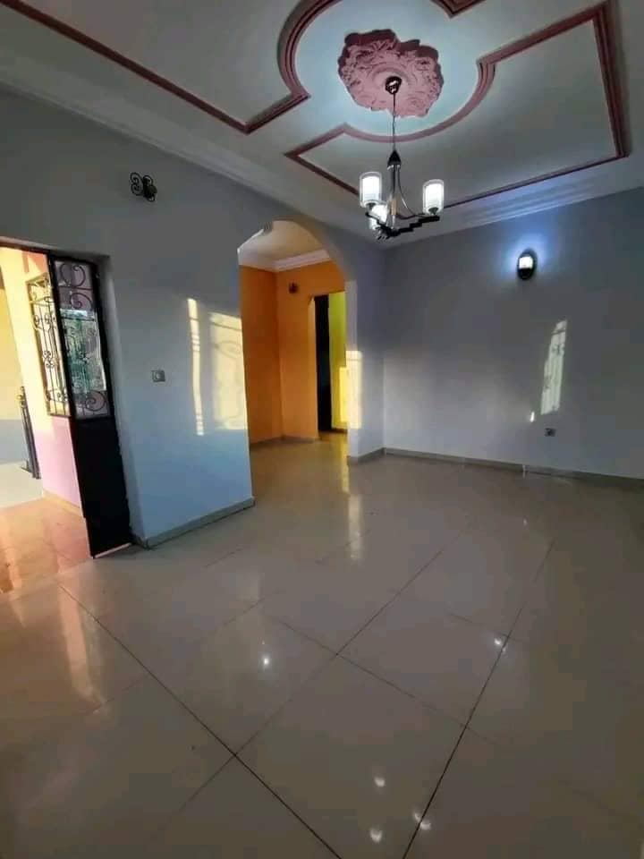 Studio avec gardien forage parking à Ngousso Moto 150F