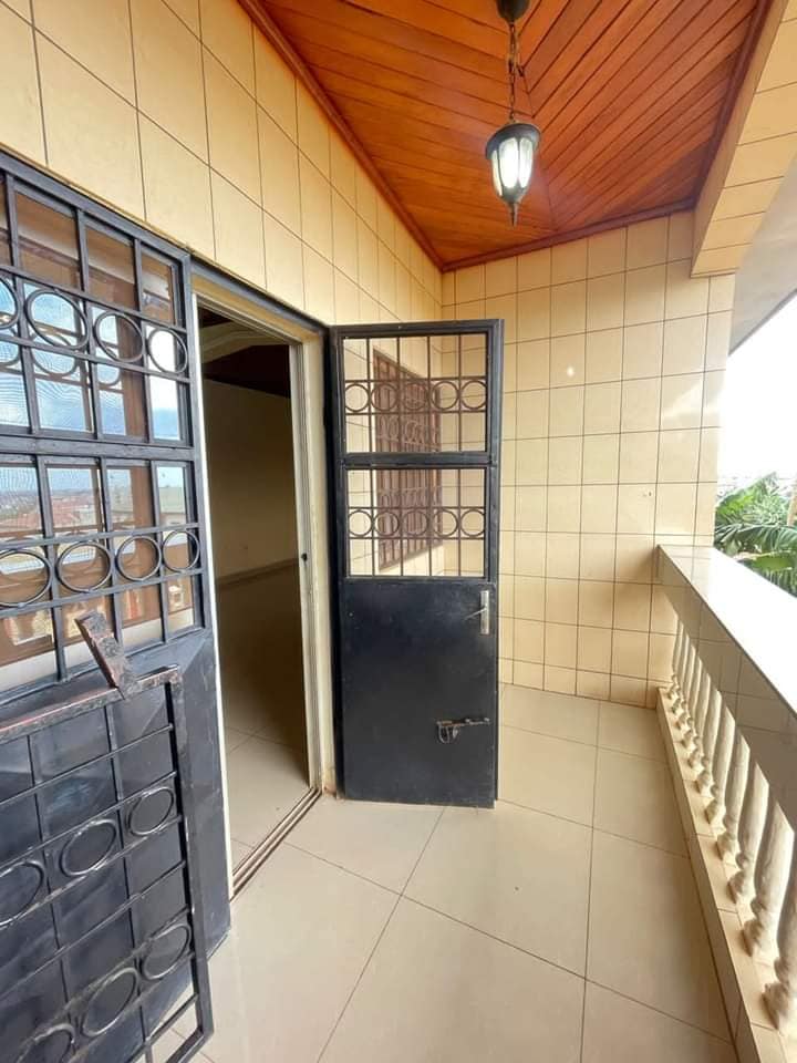 Vaste appartement avec parking à Ngousso Moto 100f