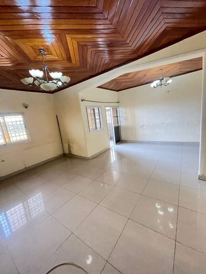 Vaste appartement avec parking à Ngousso Moto 100f