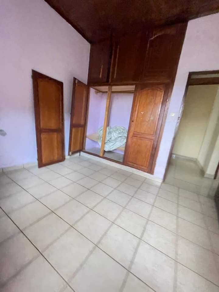 Vaste appartement avec parking à Ngousso Moto 100f