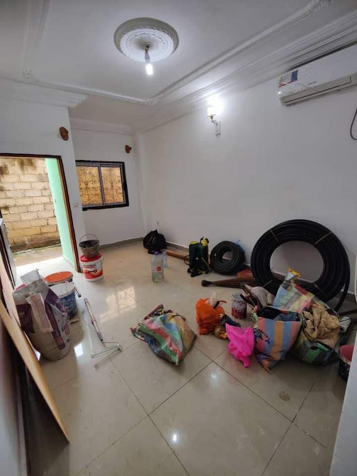 Studio avec clim, eau chaude parking à Emana.Moto