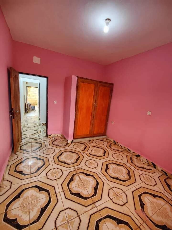 Studio avec clim, eau chaude parking à Emana.Moto