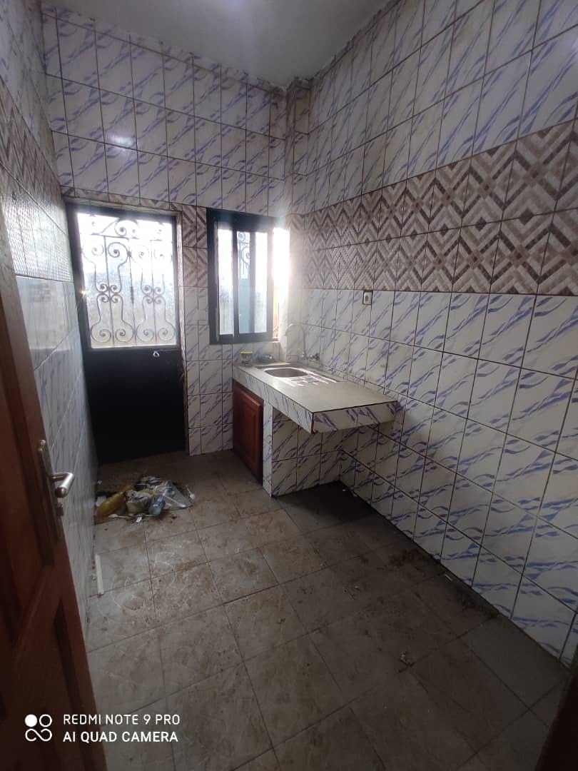 Vaste studio avec parking forage à Nkoabang.Moto 250f