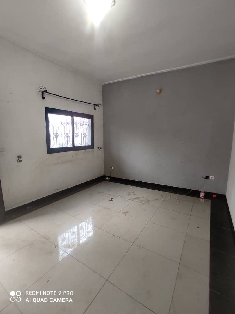 Vaste studio avec parking forage à Nkoabang.Moto 250f