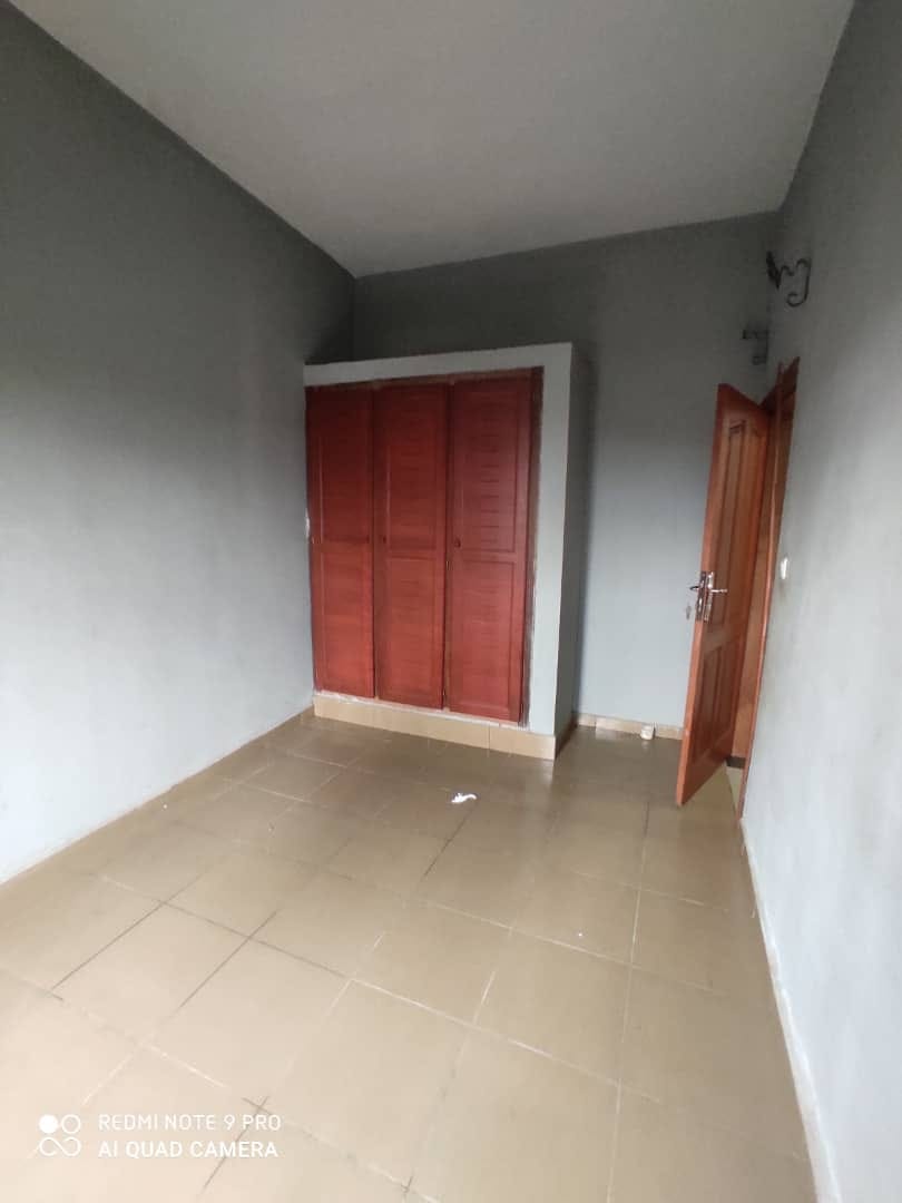 Vaste studio avec parking forage à Nkoabang.Moto 250f