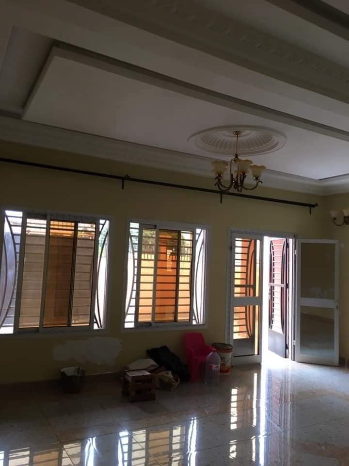 Villa avec parking de 3 voitures à Ngousso hôpital général