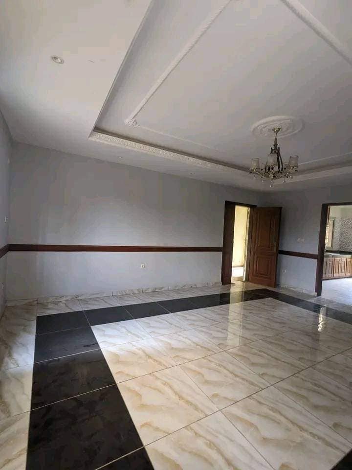 Appartement haut standing avec eau chaude gardien parking forage à Ngousso