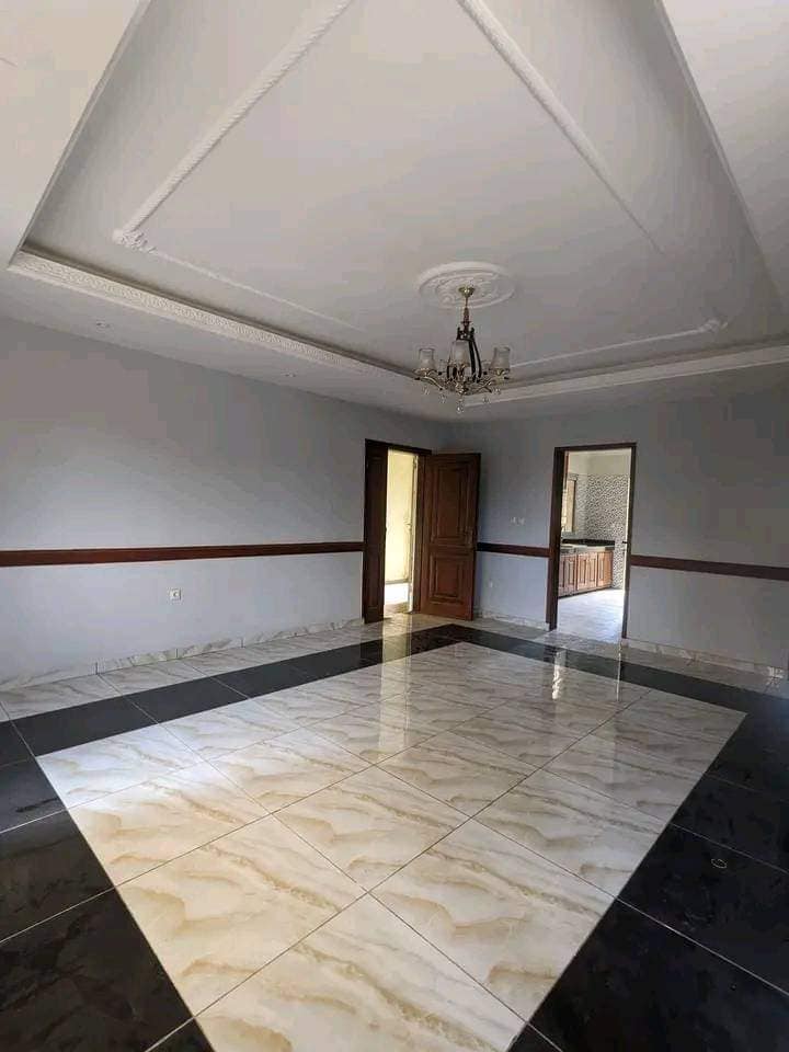 Appartement haut standing avec eau chaude gardien parking forage à Ngousso