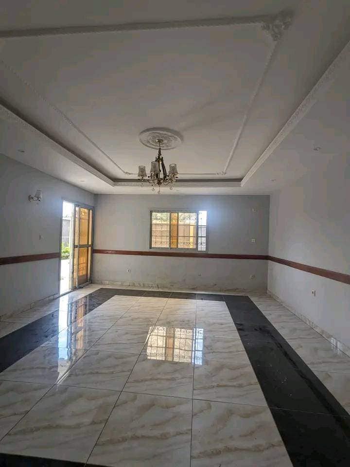 Appartement haut standing avec eau chaude gardien parking forage à Ngousso