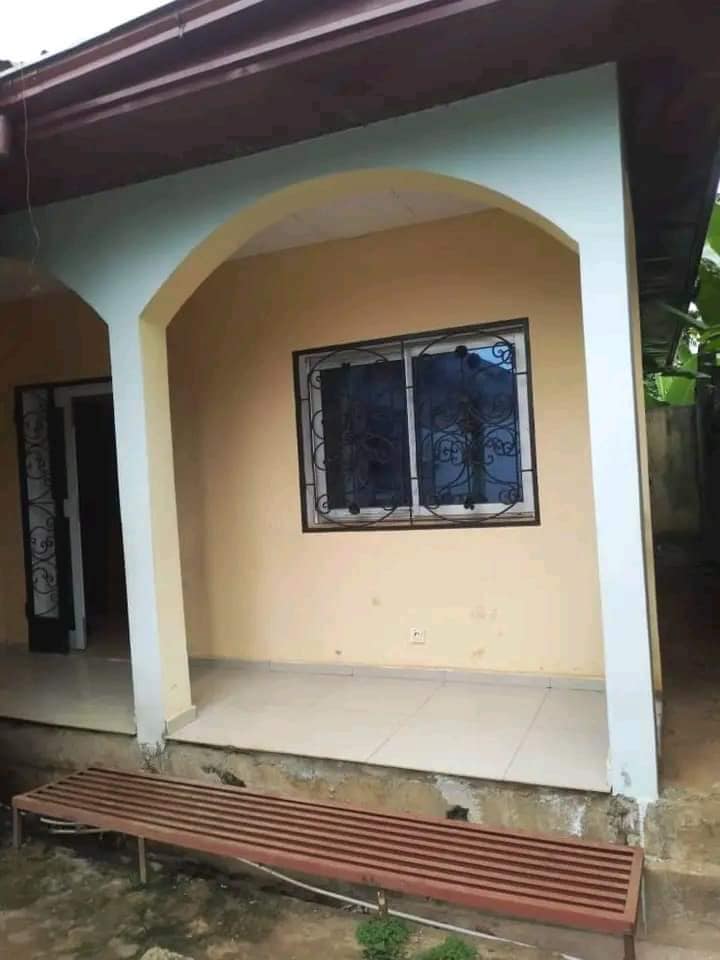 Appartement à Ngousso. 2 chambres 1 douche. Moto