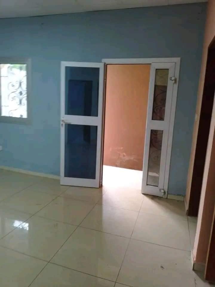 Appartement à Ngousso. 2 chambres 1 douche. Moto