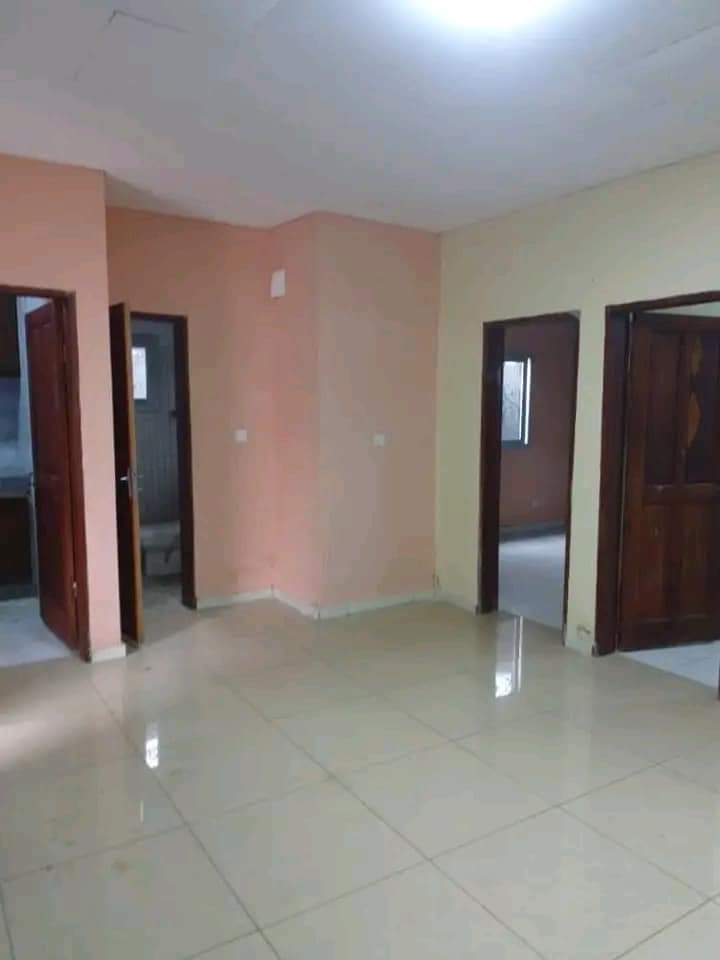 Appartement à Ngousso. 2 chambres 1 douche. Moto