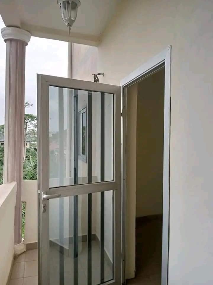 Appartement neuf avec parking à Tsinga village 2 chambres 1 douch. Moto