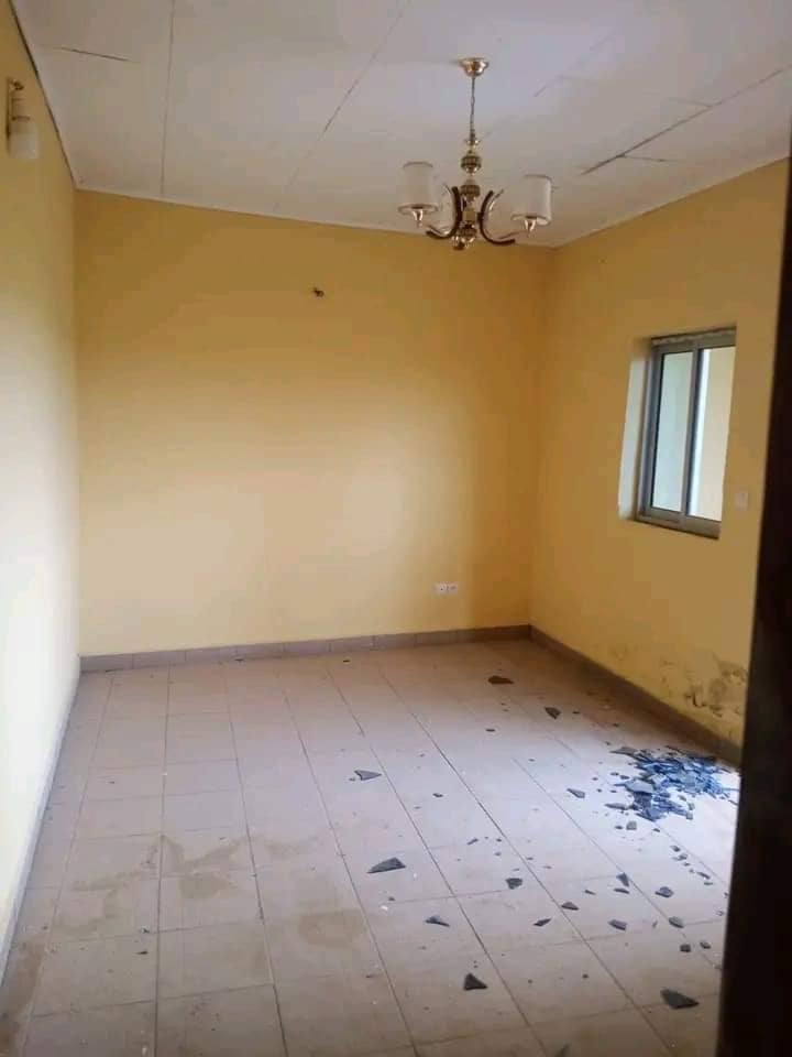 Appartement neuf avec parking à Tsinga village 2 chambres 1 douch. Moto