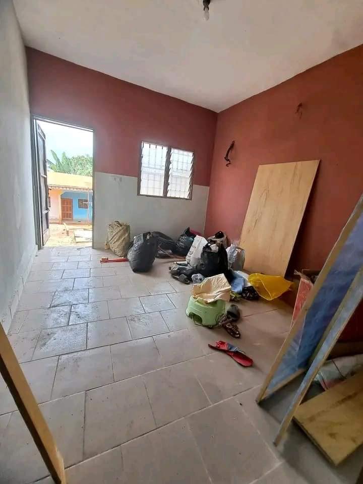 Studio à Tsinga village. Moto