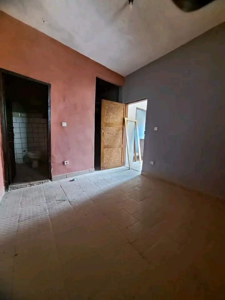 Studio à Tsinga village. Moto