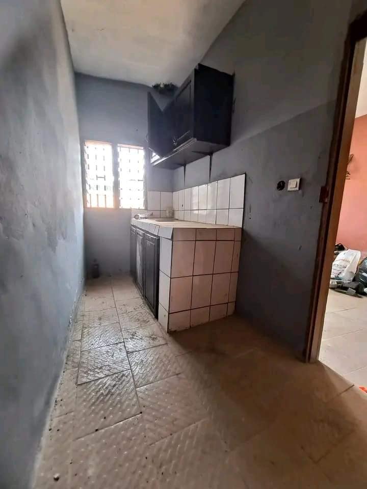 Studio à Tsinga village. Moto