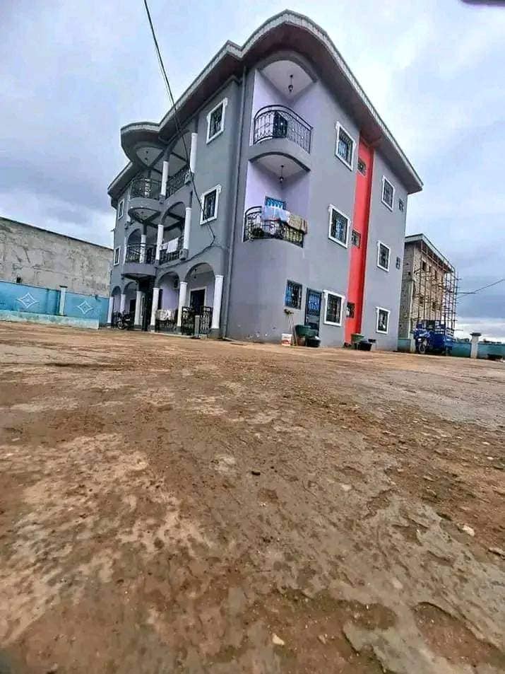 Beau studio avec gardien forage parking à Tsinga village. Accès à pieds