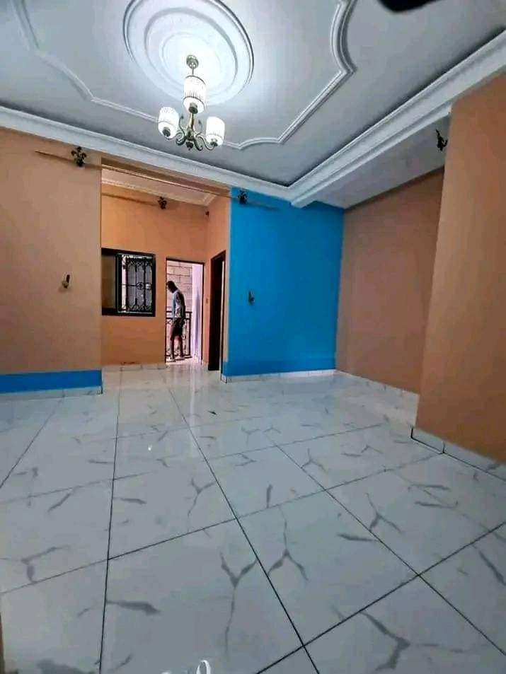 Beau studio avec gardien forage parking à Tsinga village. Accès à pieds