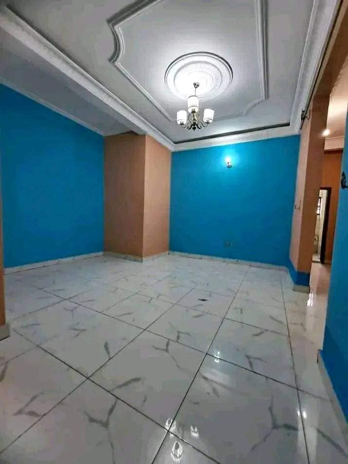 Beau studio avec gardien forage parking à Tsinga village. Accès à pieds