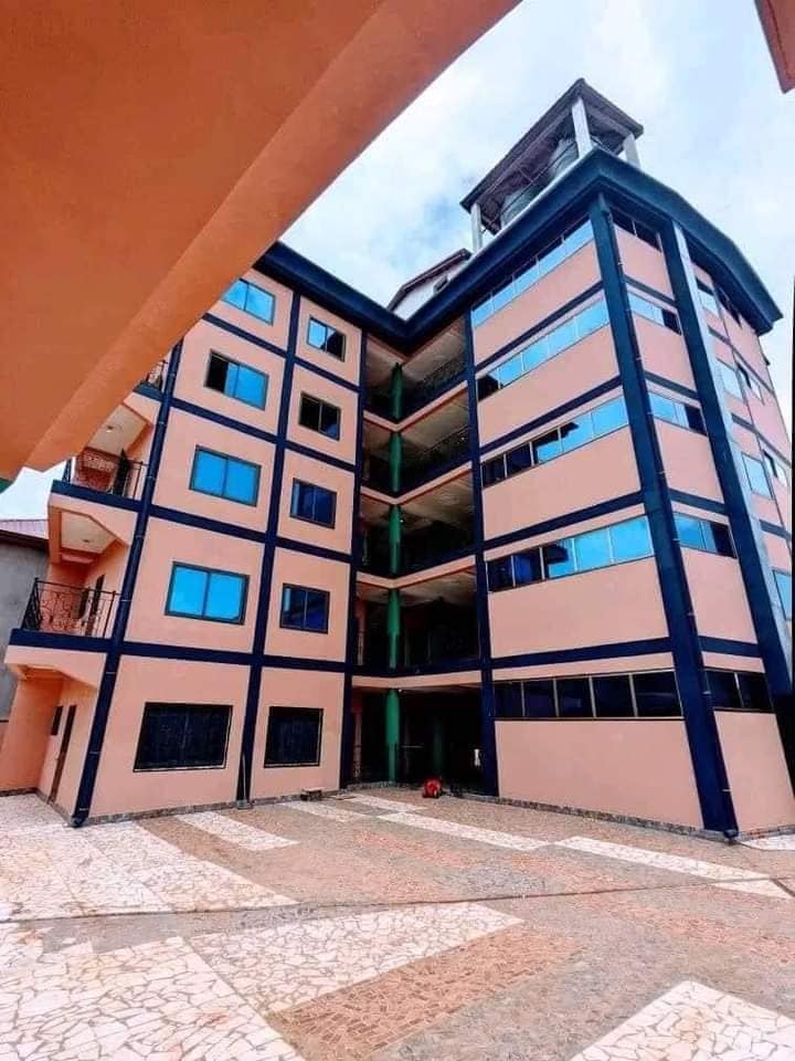 Appartement haut standing avec gardien forage parking à Odza petit marché